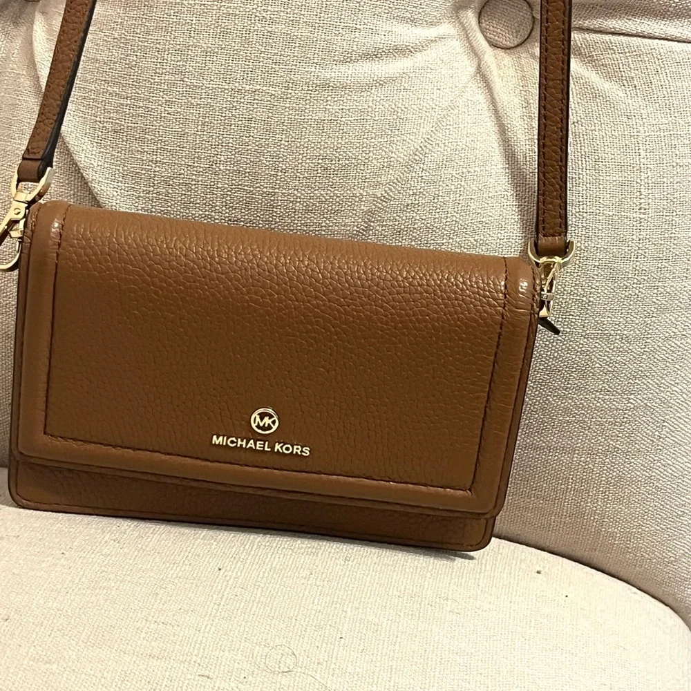 Michael Kors Tan Leather Bag with Gold Hardware - Picture 2 of 15